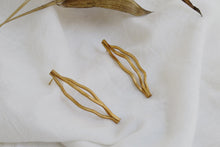 Load image into Gallery viewer, CURVES GOLDEN EARRINGS SARA DOMÈNECH (long)
